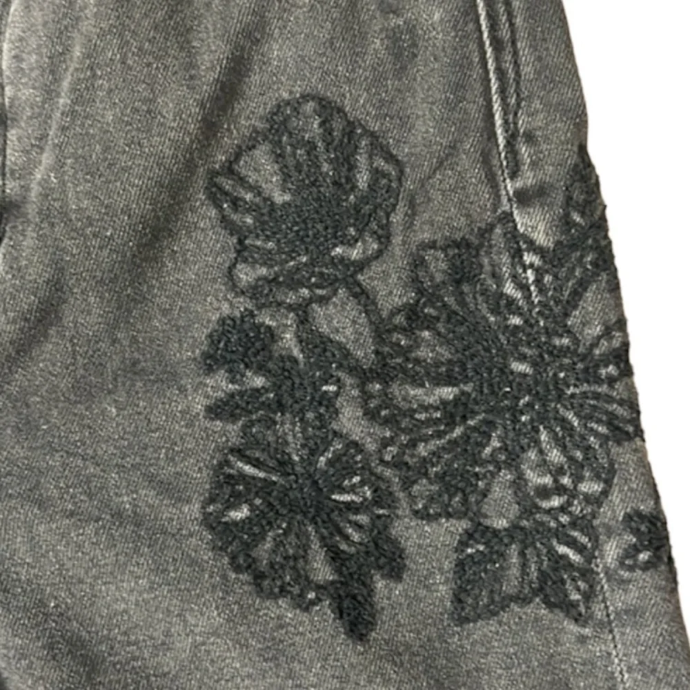 AEO Faded Black High Rise Ankle Mom Jean Size 00 Floral Rose Embroidery - Picture 11 of 12